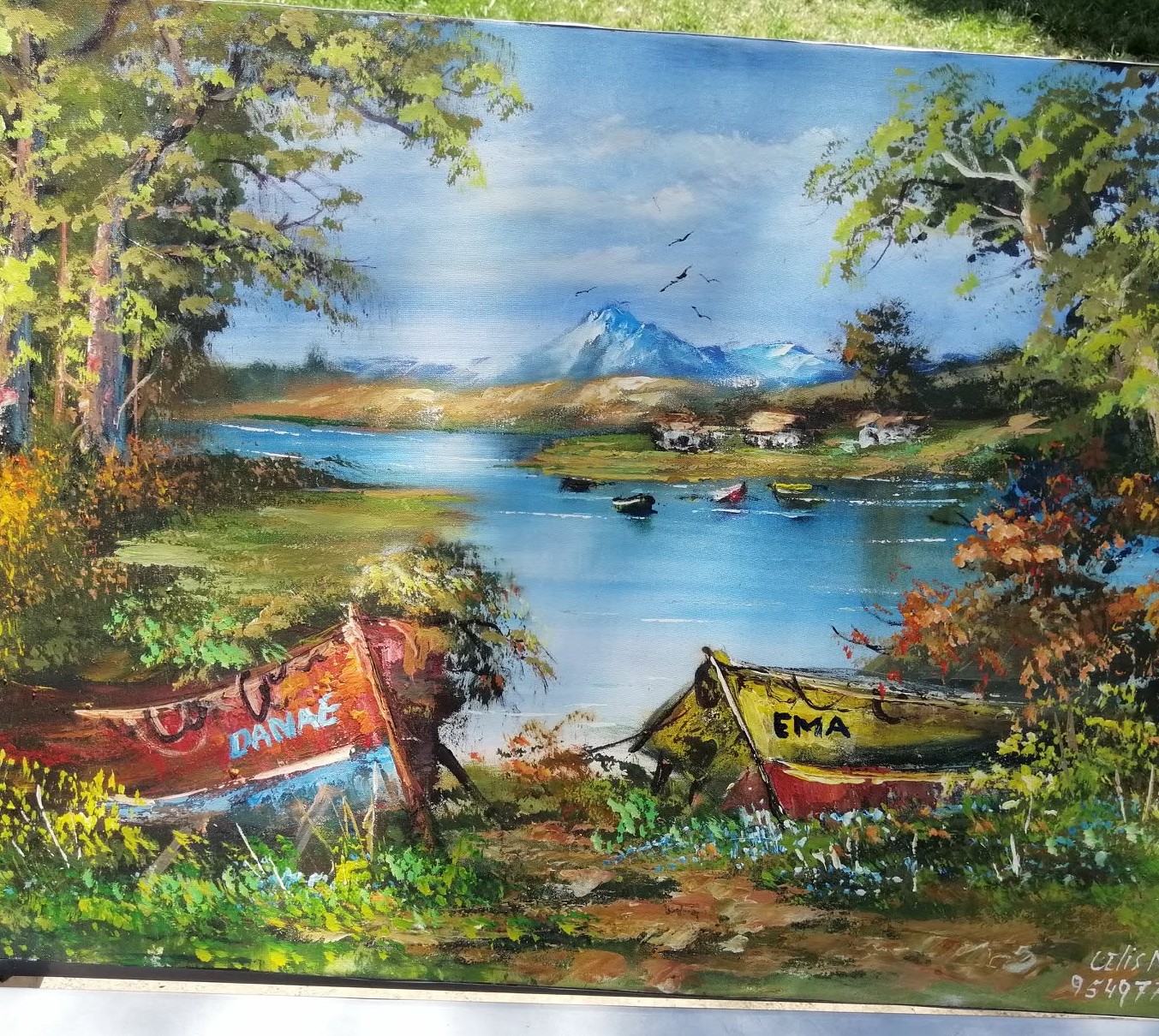 Cuadro al óleo: cabañas junto al lago con montaña nevada